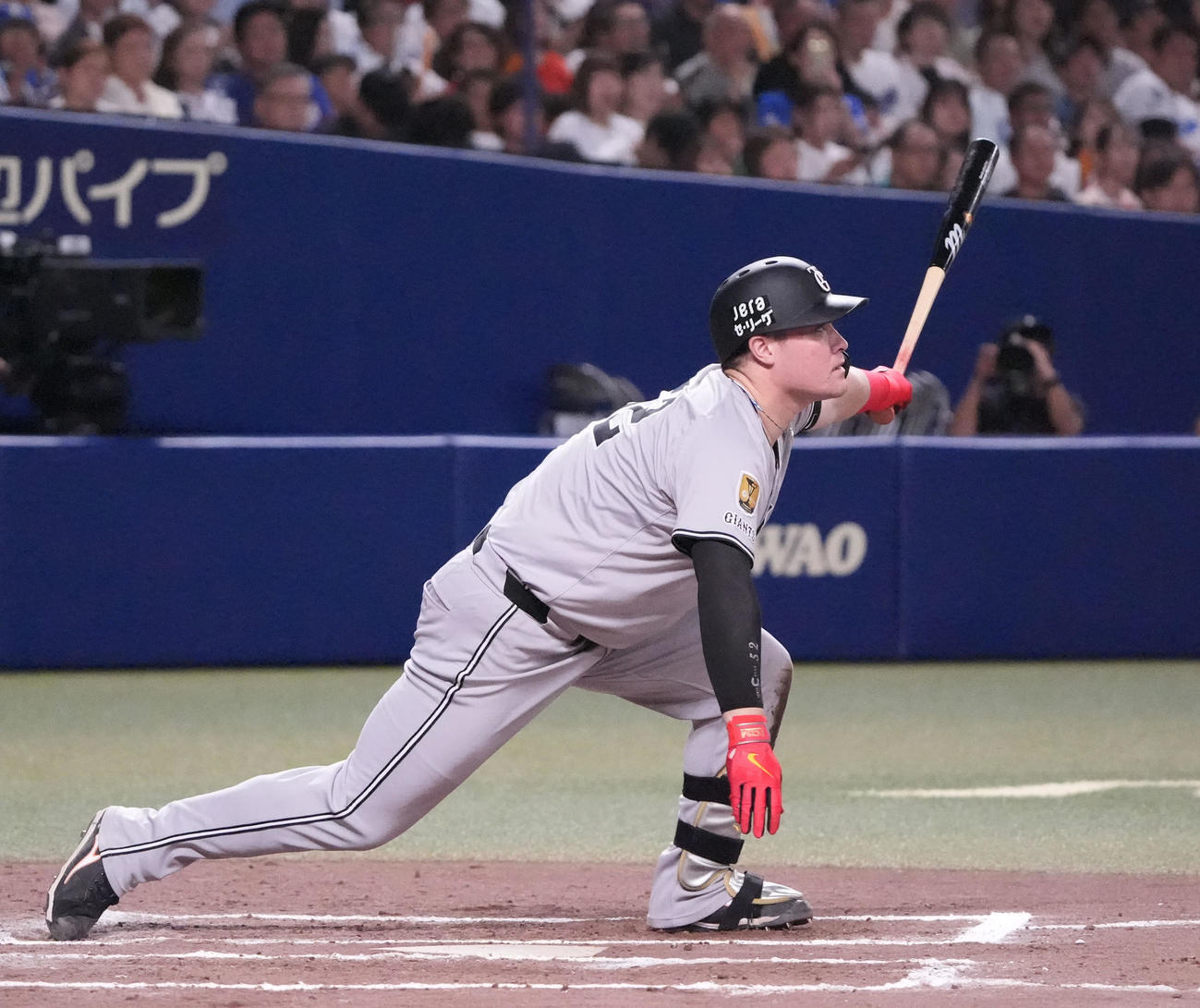 中日対巨人　中山が1球で送りバント成功後の7回表巨人1死二、三塁、中犠飛を放つリチャード（撮影・森本幸一）