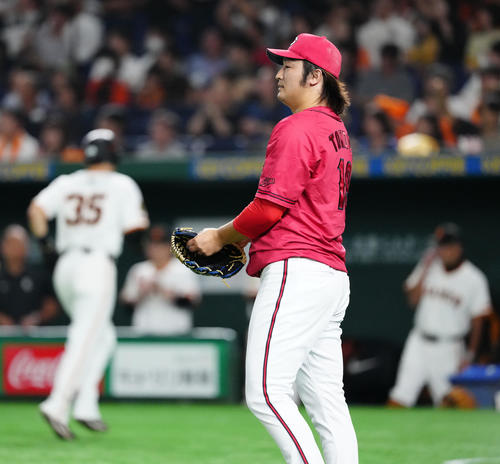 巨人対広島　1回裏巨人1死満塁、中山に適時打を浴びた床田（撮影・江口和貴）