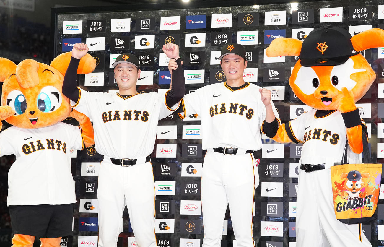 巨人対広島　試合後、お立ち台で写真に納まる巨人坂本（中央右）と岸田（同左）（撮影・江口和貴）