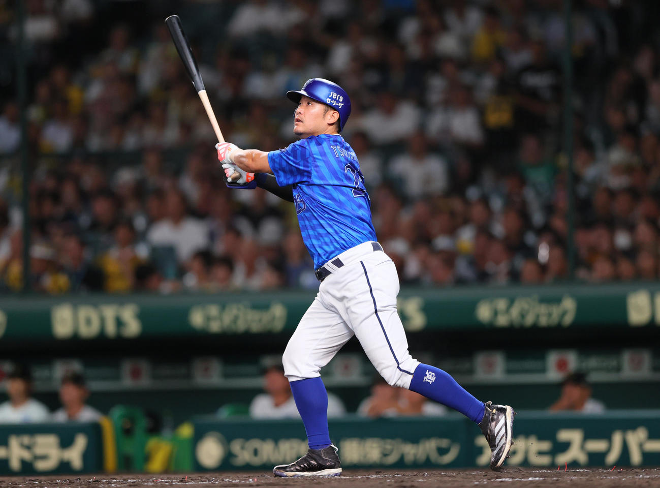 阪神対DeNA 4回表DeNA無死一、二塁、筒香は左越え3点本塁打を放つ（撮影・上山淳一）