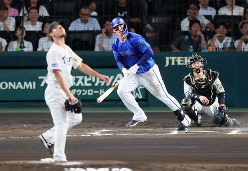 阪神対DeNA 6回表DeNA1死、オースティンはソロ本塁打を放つ。投手伊藤将（撮影・加藤哉）