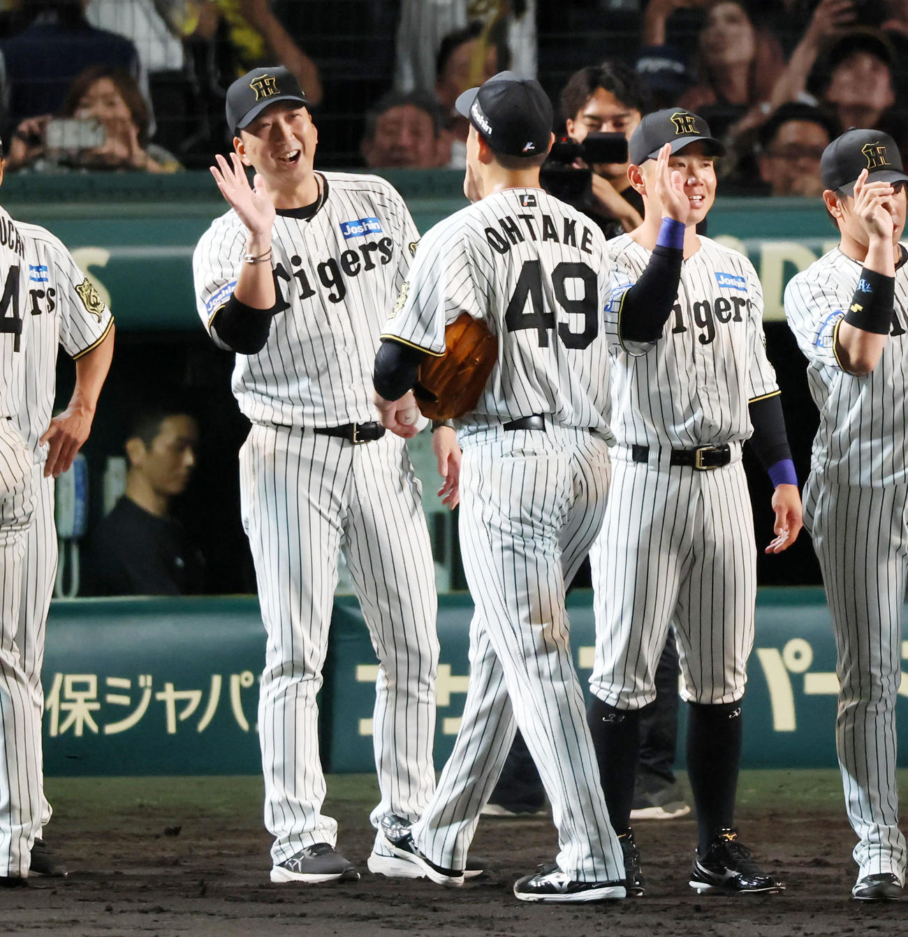 阪神対DeNA DeNAに勝利し藤川監督（左）は大竹らナインを迎える（撮影・加藤哉）