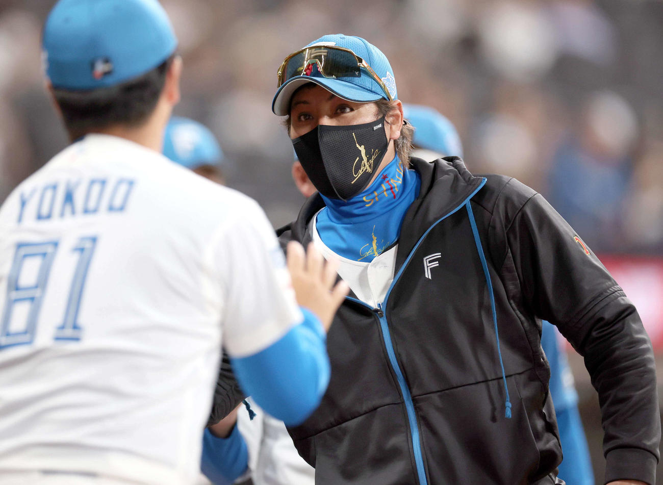日本ハム対オリックス　試合後、スタッフらとタッチする新庄監督（撮影・黒川智章）