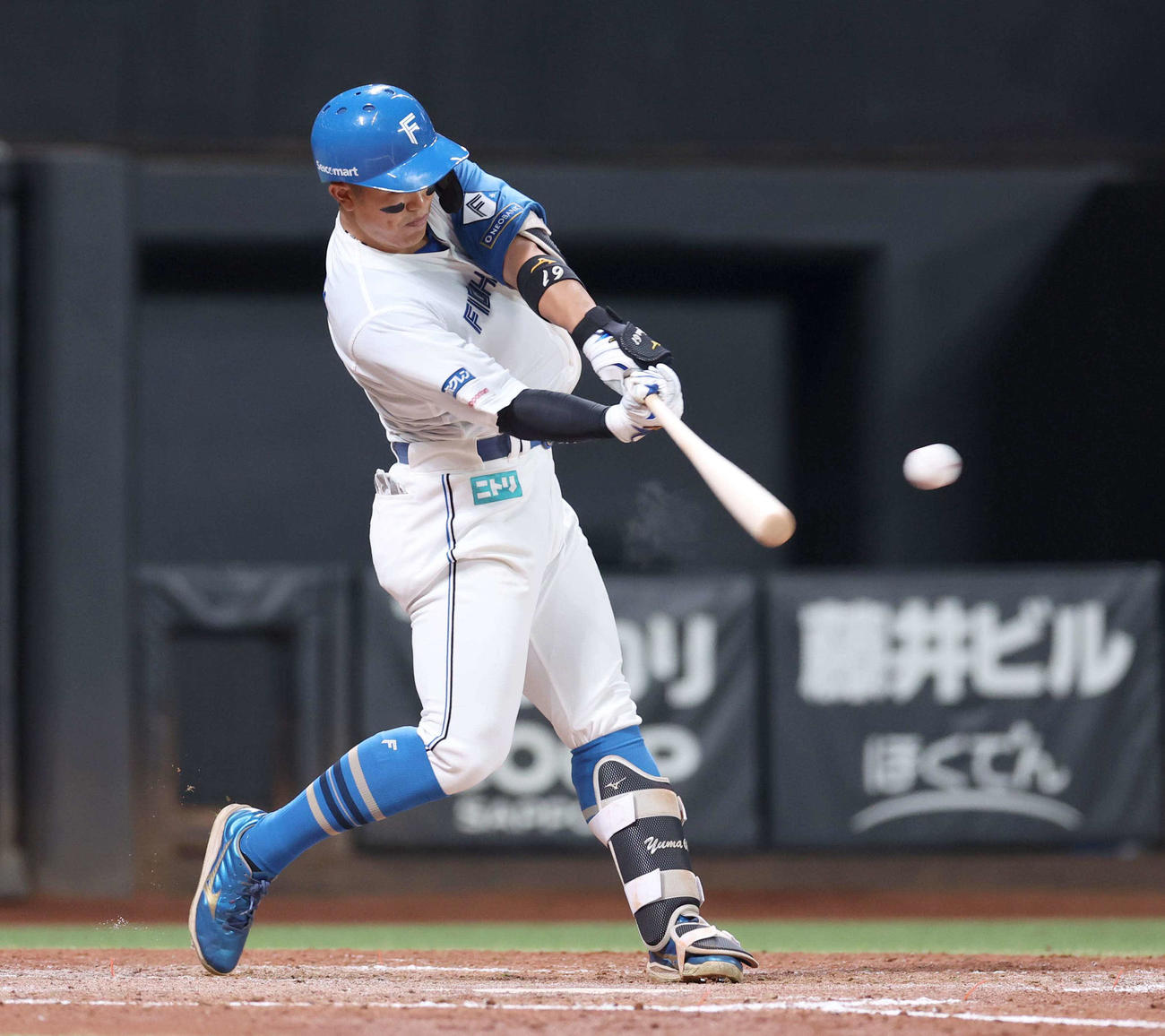 日本ハム対オリックス　3回裏日本ハム2死二塁、左翼線に適時二塁打を放つ今川（撮影・黒川智章）