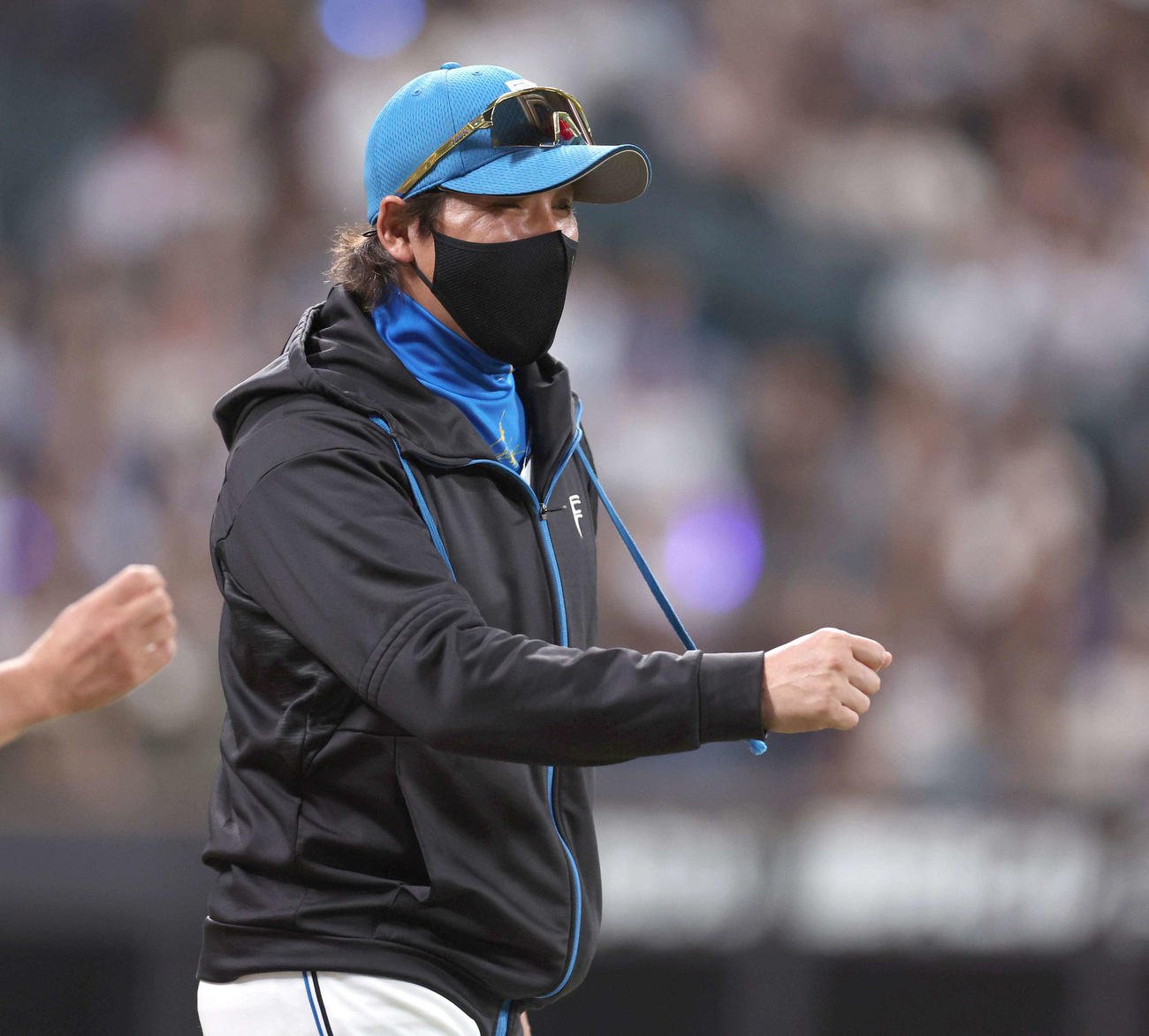 日本ハム対オリックス　試合後、笑顔の新庄監督（撮影・黒川智章）