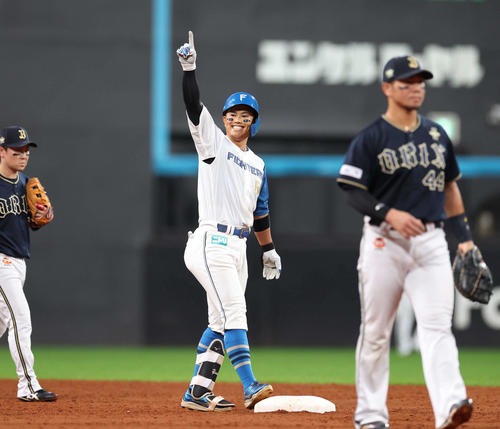 日本ハム対オリックス　3回裏日本ハム2死二塁、左翼線に適時二塁打を放ちポーズをとる今川（撮影・黒川智章）