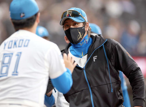 日本ハム対オリックス　試合後、スタッフらとタッチする新庄監督（撮影・黒川智章）