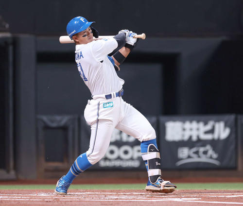 日本ハム対オリックス　1回裏日本ハム無死一塁、右前打を放つ今川（撮影・黒川智章）