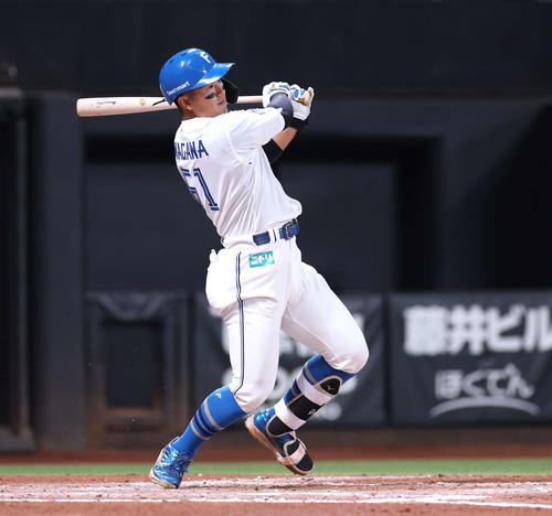 日本ハム対オリックス　6回裏日本ハム1死、右中間に二塁打を放つ今川（撮影・黒川智章）