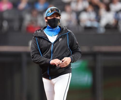 日本ハム対オリックス　選手交代を告げる新庄監督（撮影・黒川智章）