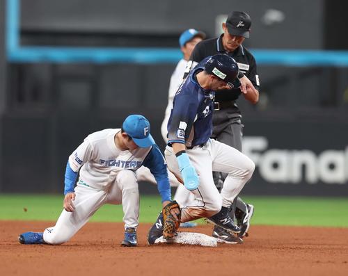 日本ハム対西武　4回表西武無死一塁、盗塁を決める外崎（撮影・黒川智章）