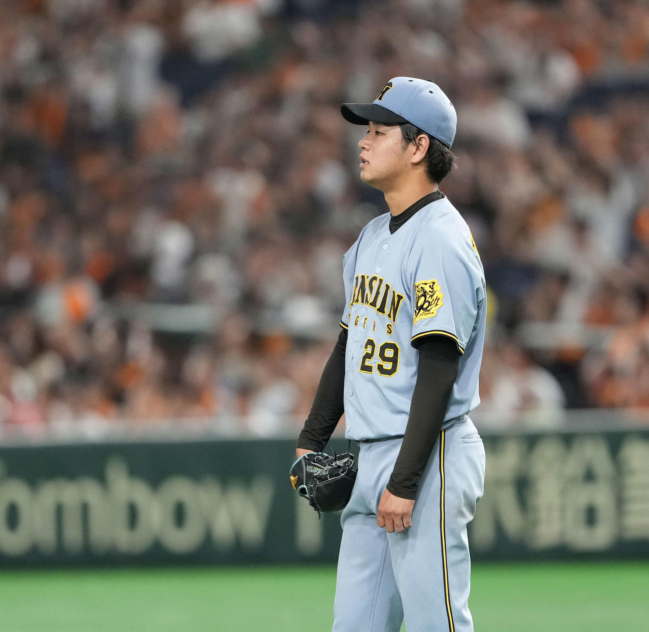 巨人対阪神　3回裏巨人1死二塁、高橋は岸田に2点本塁打を浴びる（撮影・井上学）