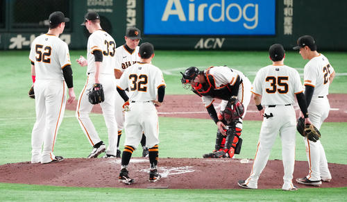 巨人対阪神　5回表、カケラー（左から2人目）に降板を告げる巨人阿部監督（同3人目）（撮影・鈴木みどり）
