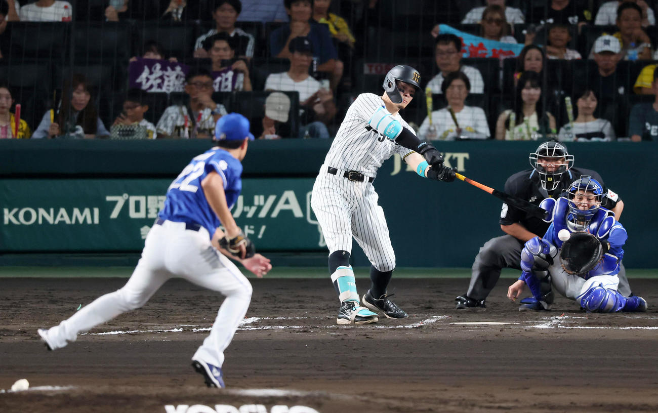 阪神対中日　6回裏阪神2死、三振に倒れる佐藤輝。投手大野（撮影・加藤哉）