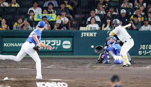 阪神対中日　3回裏阪神2死、三振に倒れる森下。投手大野（撮影・加藤哉）