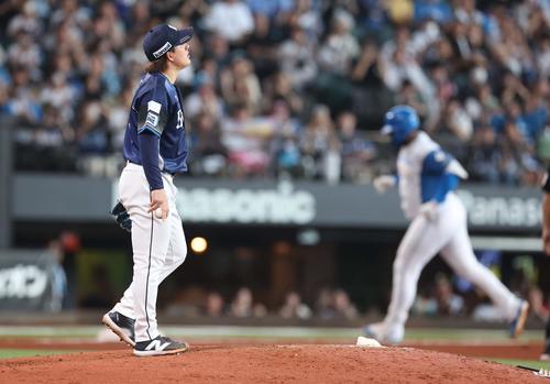 日本ハム対西武　6回裏日本ハム無死、レイエスに本塁打を浴びる与座（撮影・黒川智章）