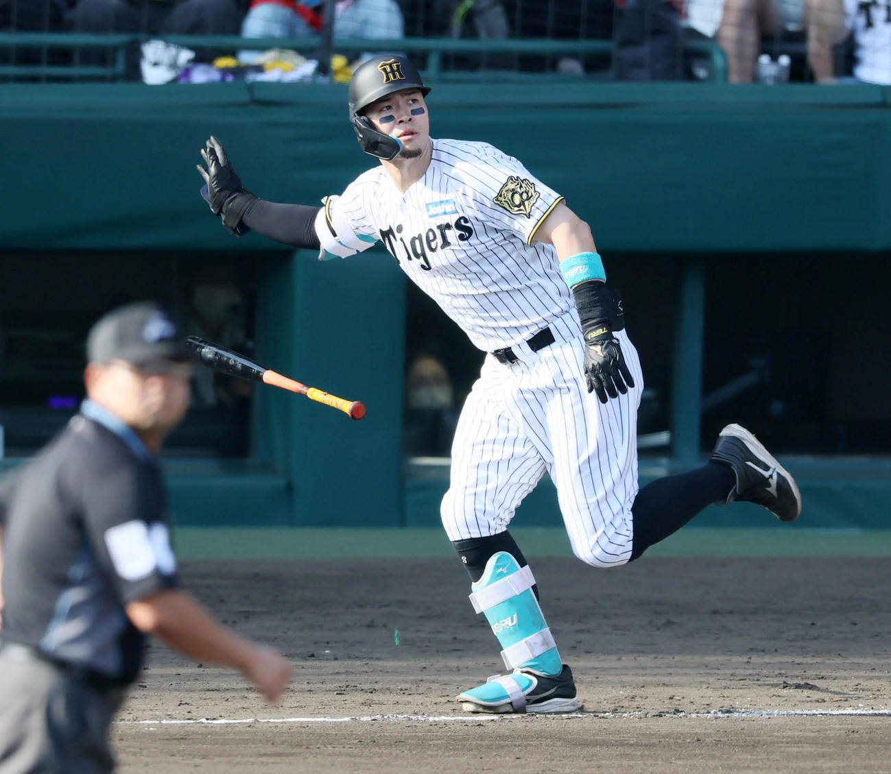 阪神対中日　5回裏阪神2死一塁、佐藤輝は左越え2点本塁打を放つ（撮影・加藤哉）
