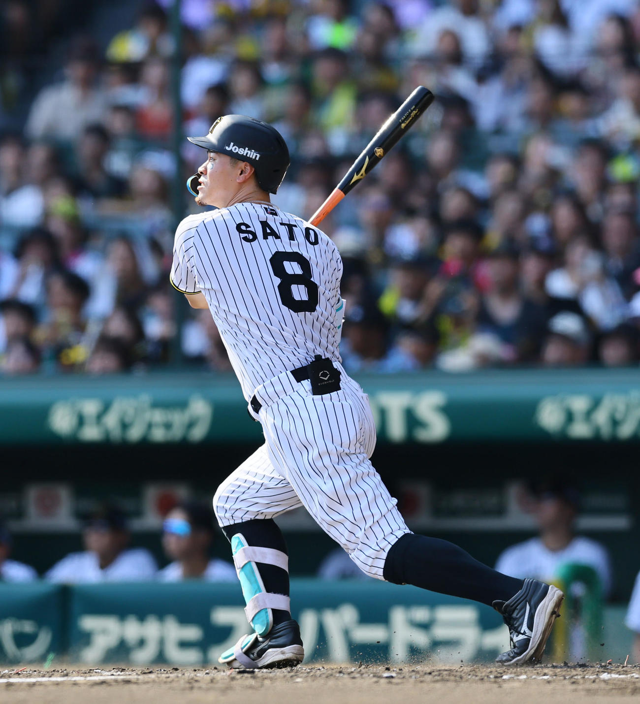 阪神対中日　3回裏阪神1死一塁、佐藤輝は右中間に2点本塁打を放つ（撮影・藤尾明華）