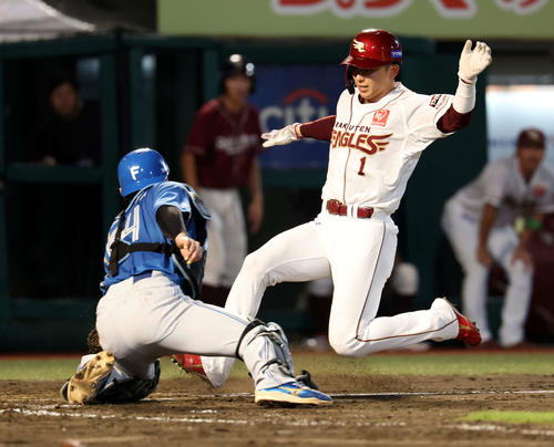楽天対日本ハム　4回裏楽天1死一、二塁、浅村の勝ち越し適時二塁打で一気に本塁を突いた一塁走者宗山だがタッチアウト。捕手田宮（撮影・浅見桂子）