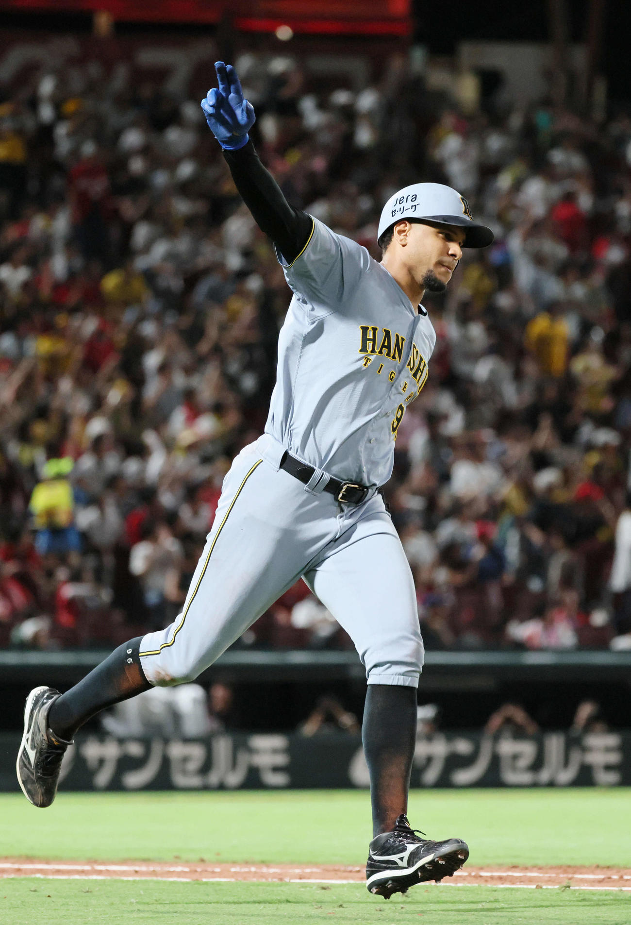 広島対阪神　6回表阪神無死、左越え本塁打を放ったヘルナンデス（撮影・加藤孝規）