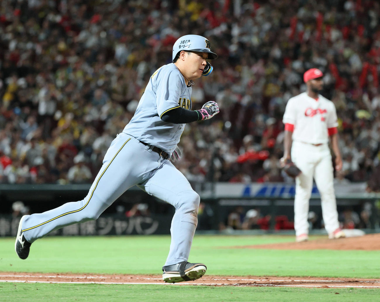 広島対阪神　7回表阪神2死一塁、大山は右越え2点本塁打を放つ。右はハーン（撮影・加藤孝規）