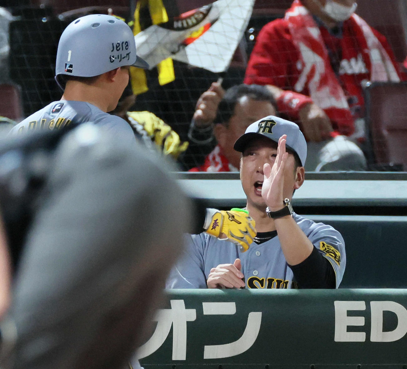 広島対阪神　3回表阪神無死二塁、先制左越え2点本塁打を放った森下を迎える藤川監督（撮影・加藤孝規）