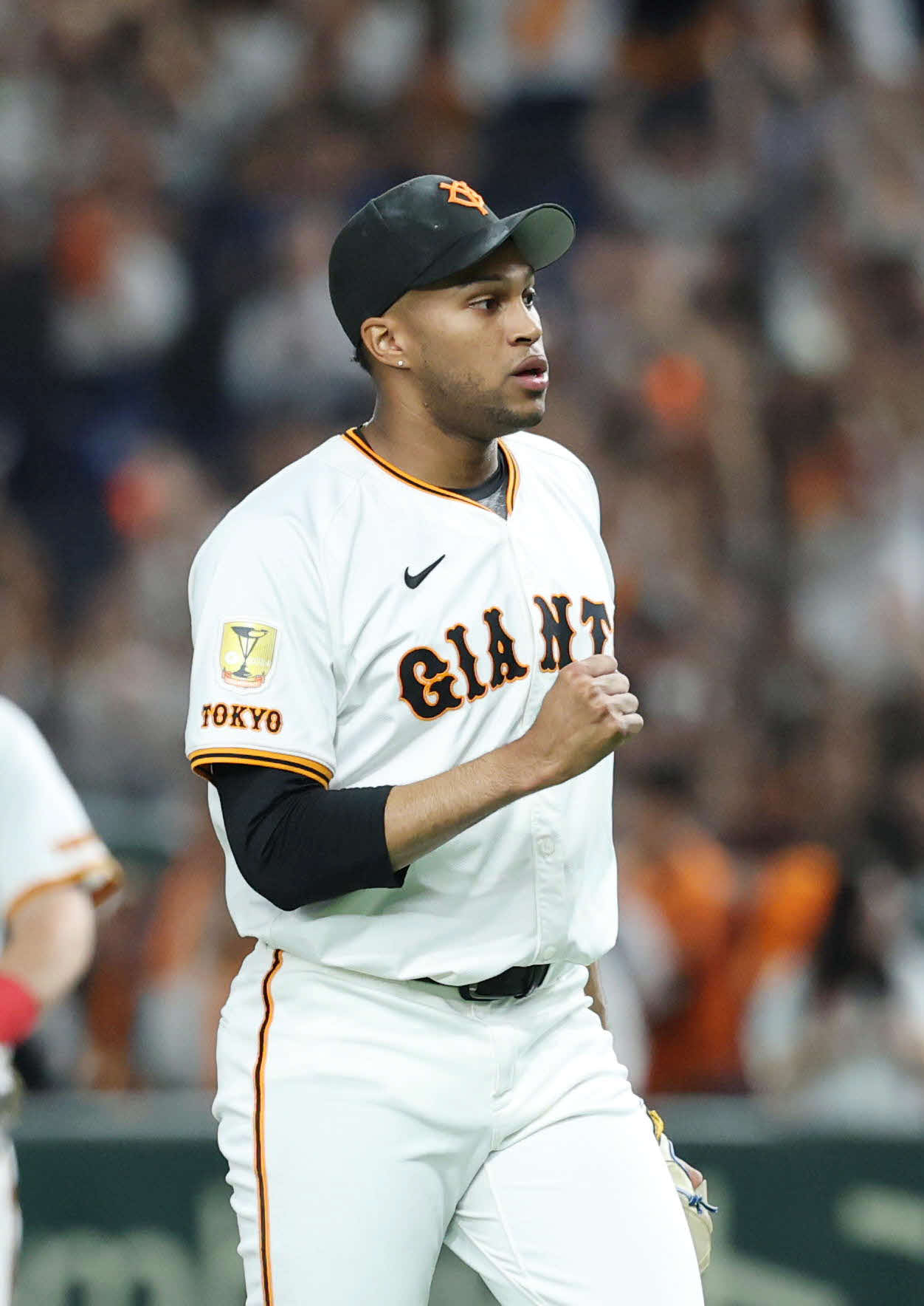 巨人対広島　勝利しガッツポーズを見せる巨人マルティネス（撮影・増田悦実）