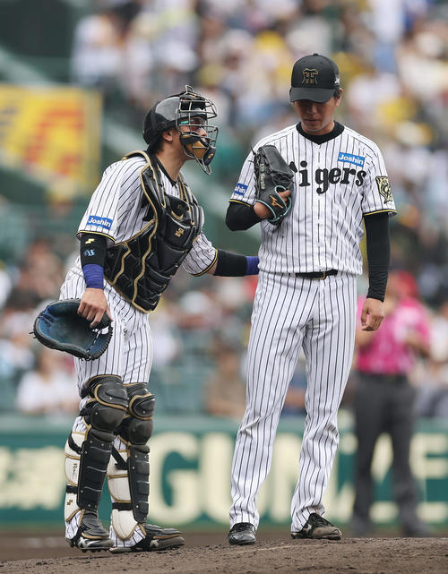 阪神対DeNA 4回表DeNA無死一塁、マウンドで言葉を交わす梅野（左）と高橋（撮影・前田充）