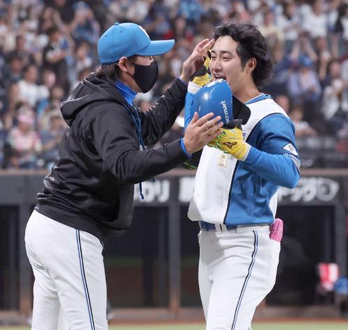日本ハム対ロッテ　9回裏、サヨナラ打を放った浅間を出迎える新庄監督（撮影・黒川智章）