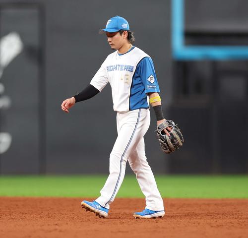日本ハム対ロッテ　7回表ロッテ2死二塁、上田の打球をはじき渋い表情の水野（撮影・黒川智章）