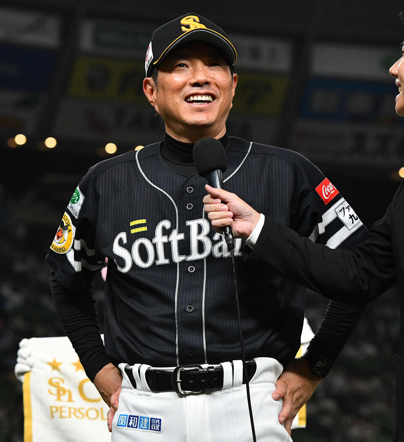 西武対ソフトバンク　リーグ優勝を決め、笑顔でインタビューを受けるソフトバンク小久保監督（撮影・岩下翔太）
