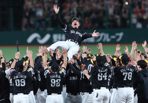 西武対ソフトバンク　優勝が決まり、胴上げされるソフトバンク小久保監督（撮影・増田悦実）