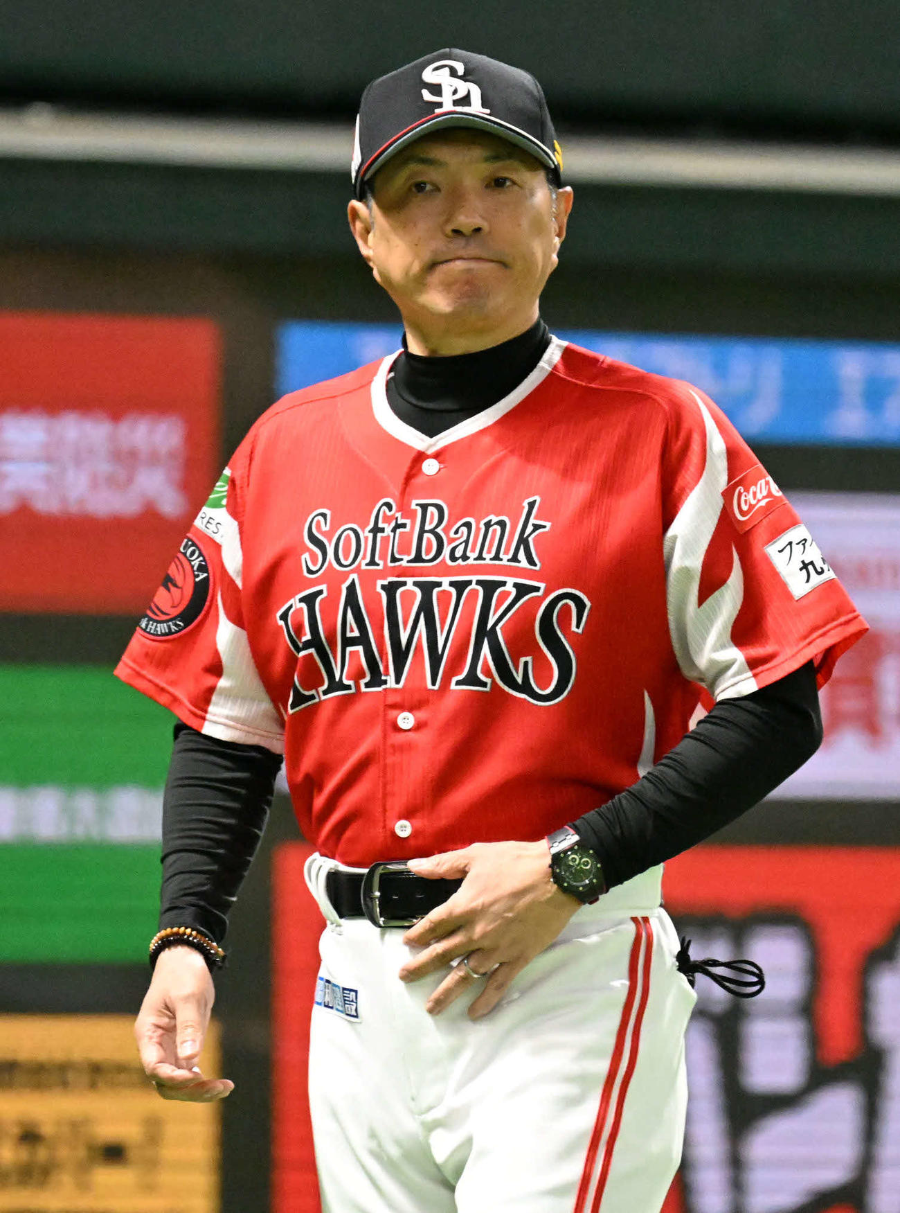 ソフトバンク対オリックス　7回裏終了後、選手交代を告げベンチに戻る小久保監督（撮影・林敢治）