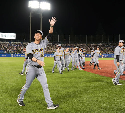 ヤクルト対阪神　スタンドの声援に応える阪神藤川監督（手前）（撮影・井上学）