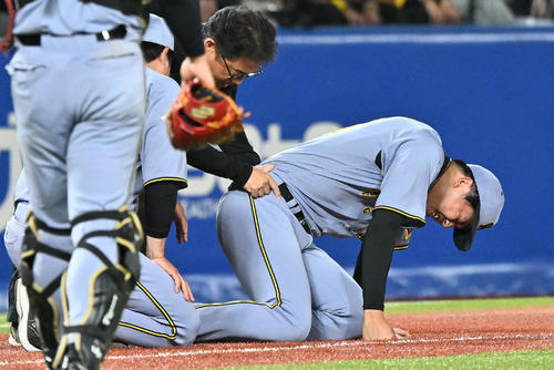 ヤクルト対阪神　6回裏ヤクルト無死二塁、北村恵の打球が当たり厳しい表情の才木（右）（撮影・滝沢徹郎）