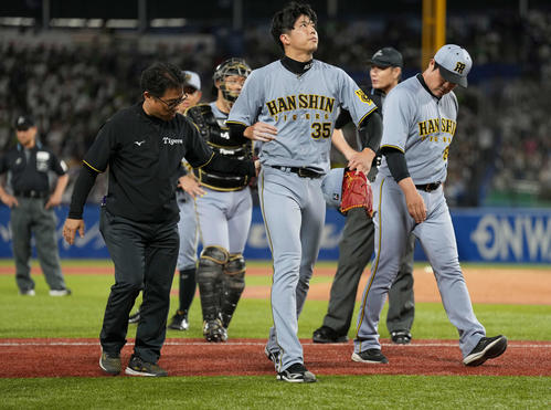 ヤクルト対阪神　6回、治療のためベンチに戻る才木（中央）（撮影・井上学）