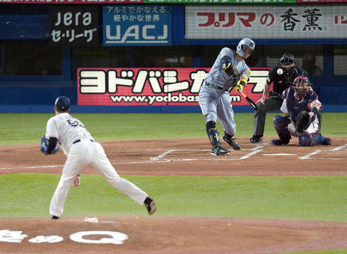 ヤクルト対阪神　2回表阪神無死、左中間に先制ソロ本塁打を放つ佐藤輝。投手青柳（撮影・たえ見朱実）