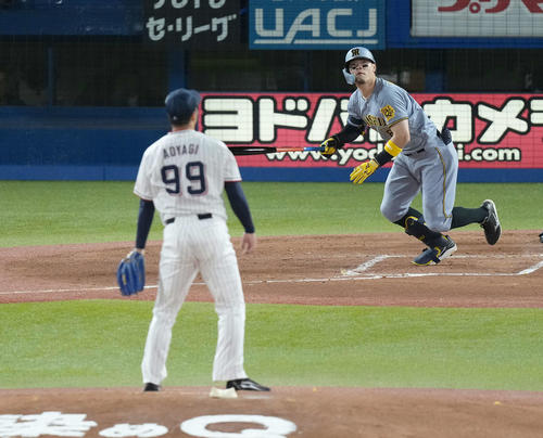 ヤクルト対阪神　2回表阪神無死、左中間に先制ソロ本塁打を放つ佐藤輝。投手青柳（撮影・たえ見朱実）