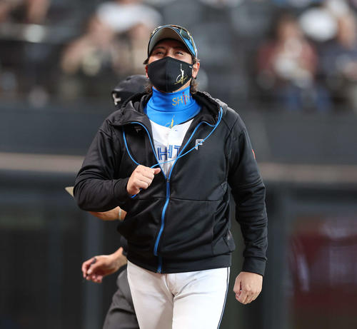 日本ハム対楽天　選手交代を告げ引き揚げる新庄監督（撮影・黒川智章）