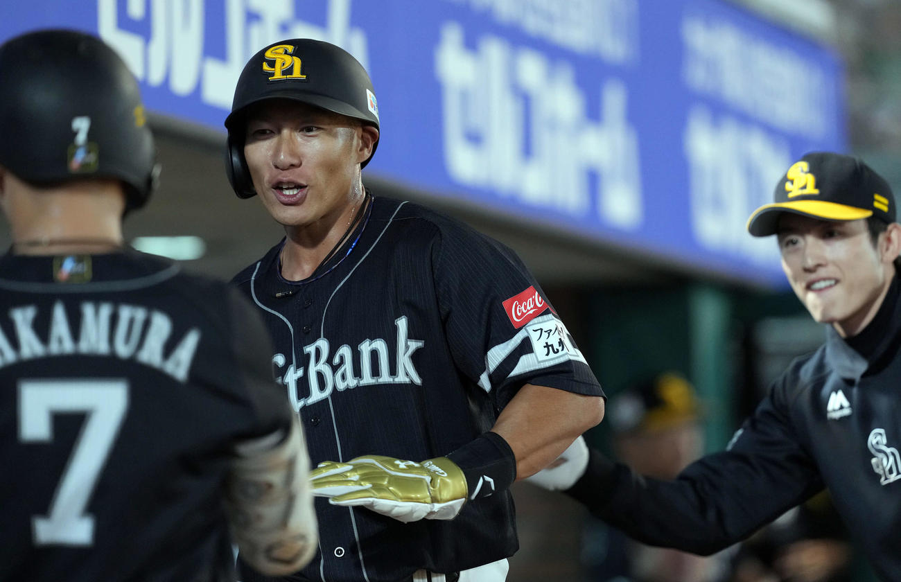 楽天対ソフトバンク　1回表ソフトバンク無死満塁、中村の二ゴロで生還した柳田（撮影・たえ見朱実）