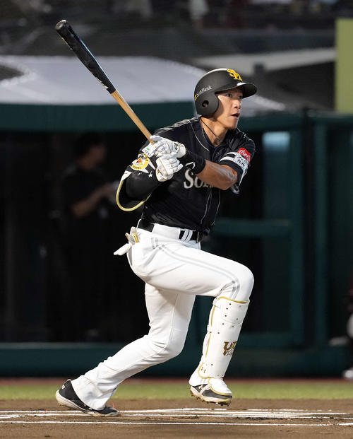 楽天対ソフトバンク　1回表ソフトバンク無死、右前二塁打を放った柳田（撮影・たえ見朱実）