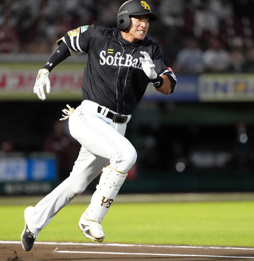 楽天対ソフトバンク　1回表ソフトバンク無死、右前二塁打を放ち笑顔を見せる柳田（撮影・たえ見朱実）