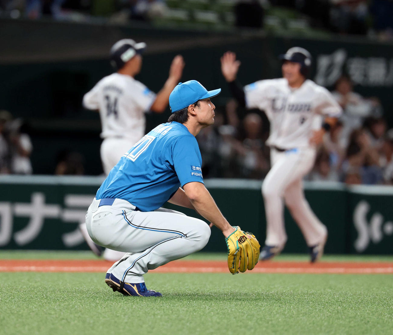 西武対日本ハム　7回裏西武2死一、三塁、ネビンに逆転3点本塁打を許し、ぼう然とする上原（撮影・浅見桂子）