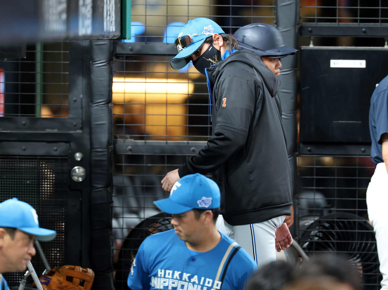 西武対日本ハム　9回表日本ハム2死一塁、野村の一塁アウトセーフのリクエストでアウトとなり引き揚げる新庄監督（撮影・浅見桂子）