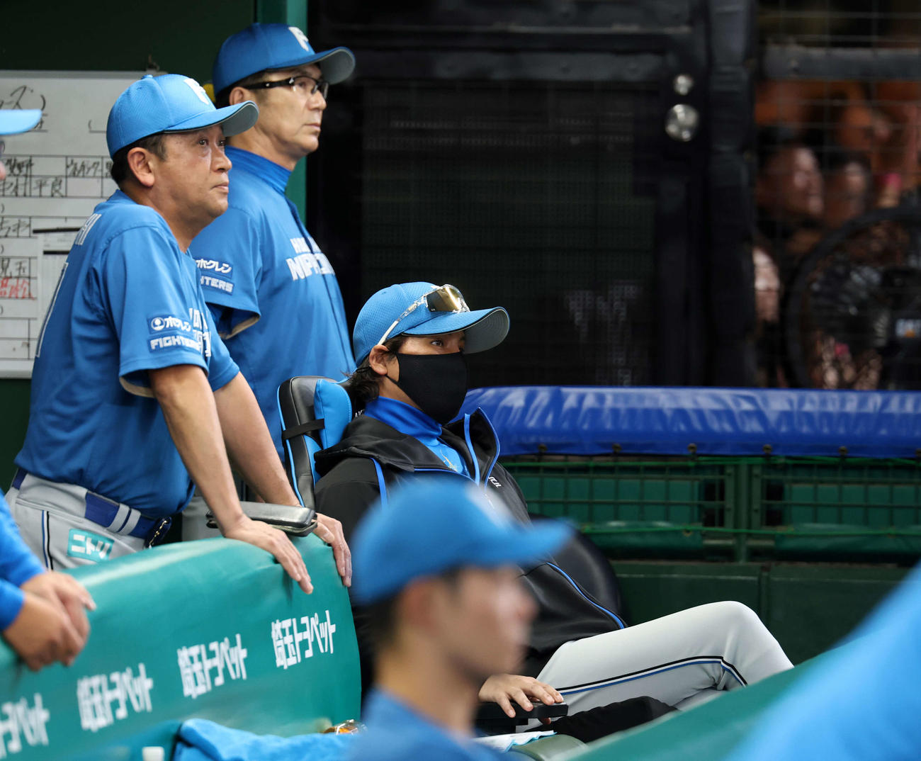 西武対日本ハム　7回裏西武2死から追い上げられ厳しい表情の新庄監督（右）（撮影・浅見桂子）