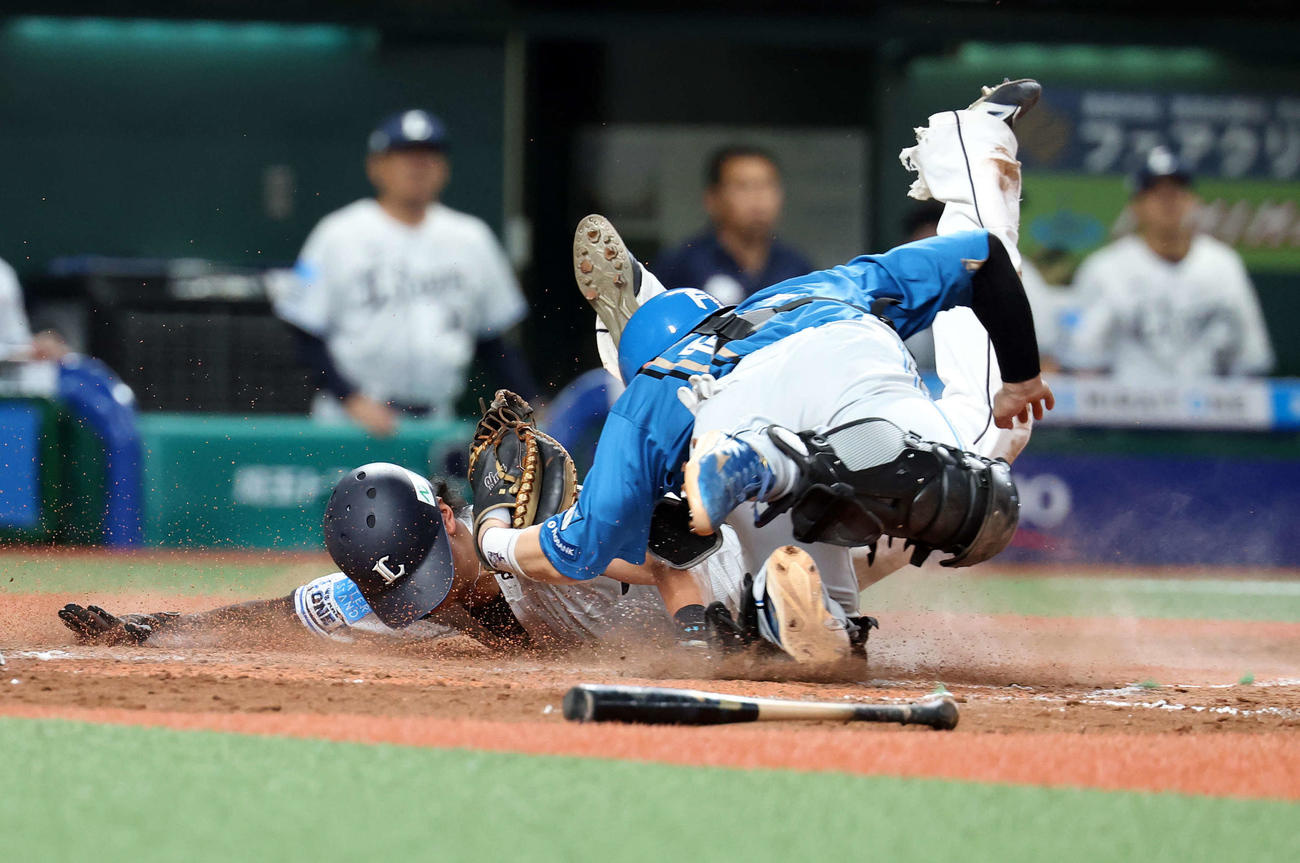 西武対日本ハム　7回裏西武2死一、二塁、滝沢の適時二塁打で一気に生還する西川。捕手郡司（撮影・浅見桂子）