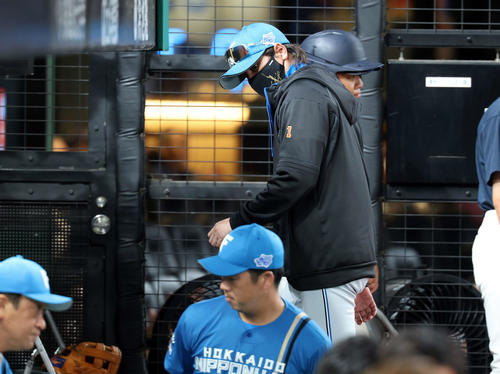 西武対日本ハム　9回表日本ハム2死一塁、野村の一塁アウトセーフのリクエストでアウトとなり引き揚げる新庄監督（撮影・浅見桂子）