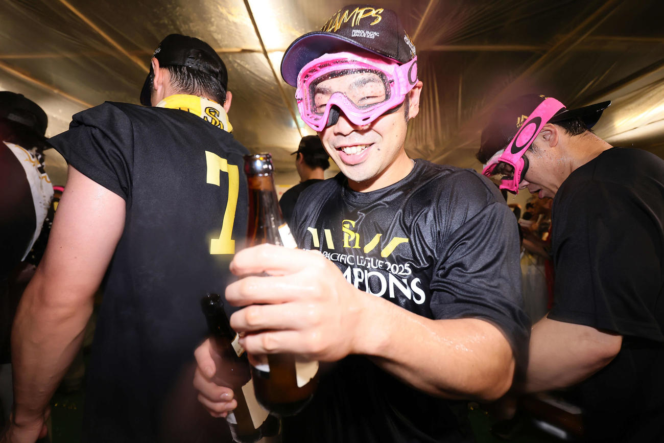 祝勝会でビールをかける近藤（撮影・足立雅史）