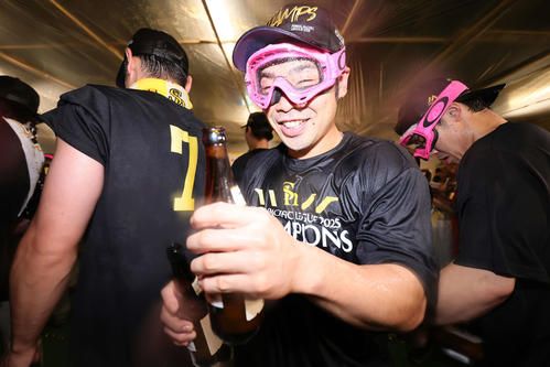 祝勝会でビールをかける近藤（撮影・足立雅史）