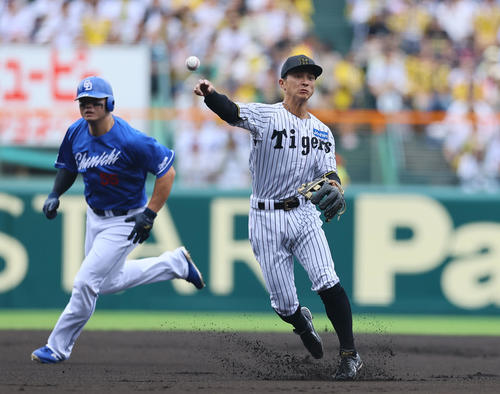阪神対中日　1回表中日1死満塁、山本の遊ゴロで本塁へ送球、封殺する熊谷（撮影・藤尾明華）